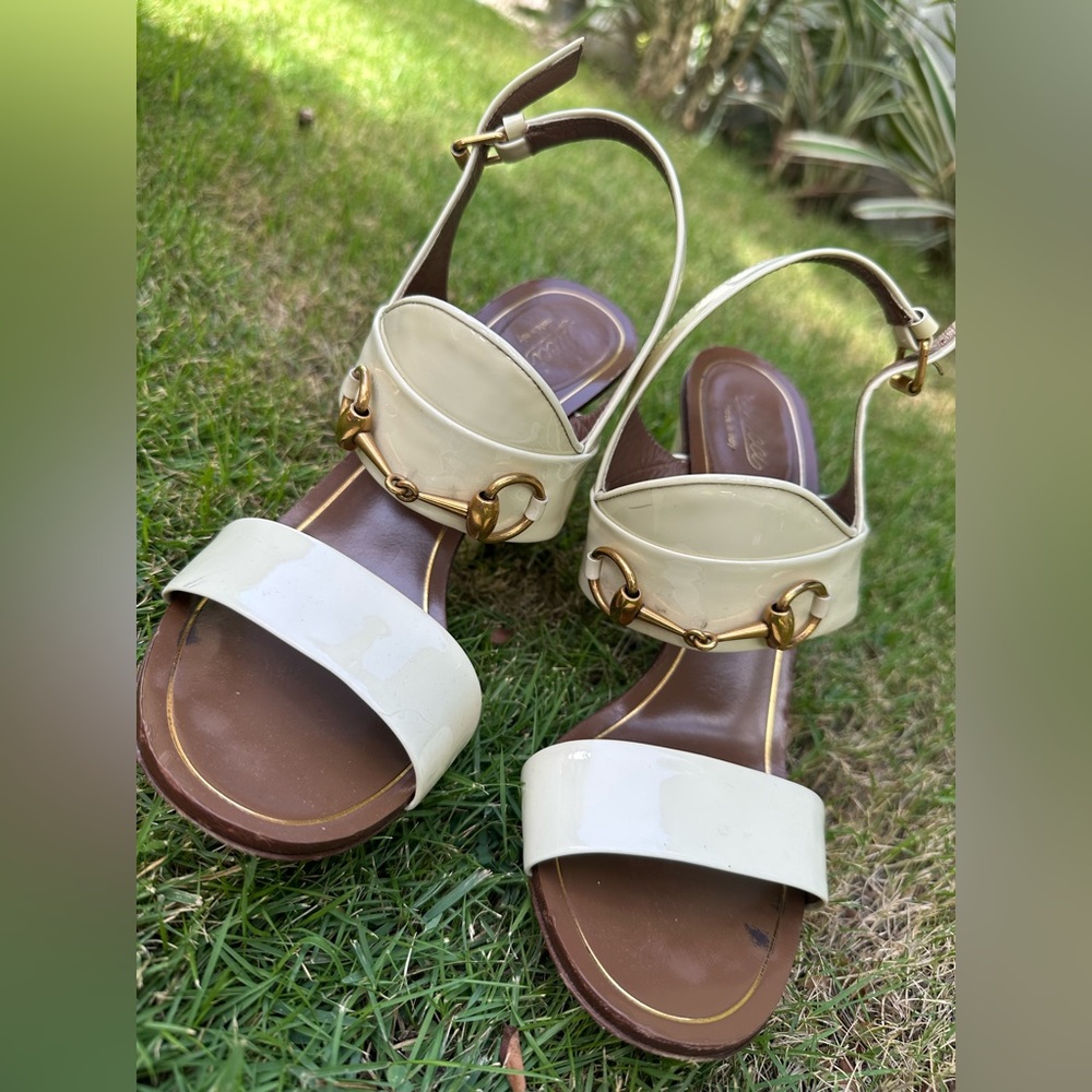 Gucci White Patent Leather Block Heel Sandals with Gold Horsebit - Picture 2 of 7